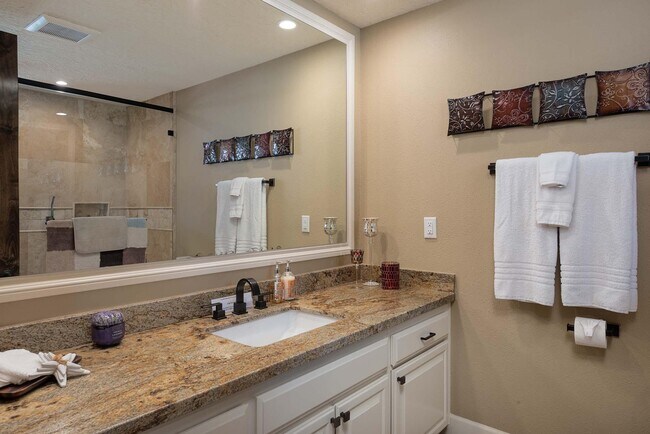 Building Photo - 5 Briarcliff Ct