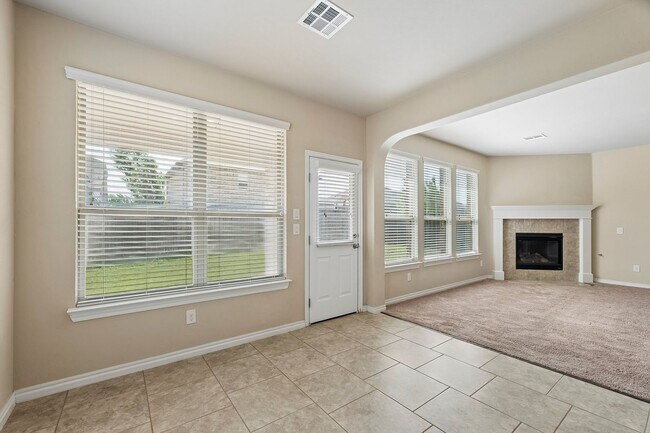 Building Photo - 3 bedroom 2 bath near Paycom!