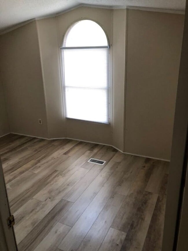 Building Photo - 112 Ponds Ln