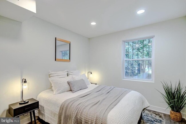 Primary Photo - 1420 Eastern Ave NE