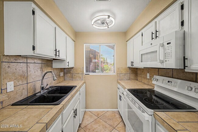 Building Photo - 20420 N 6th Dr