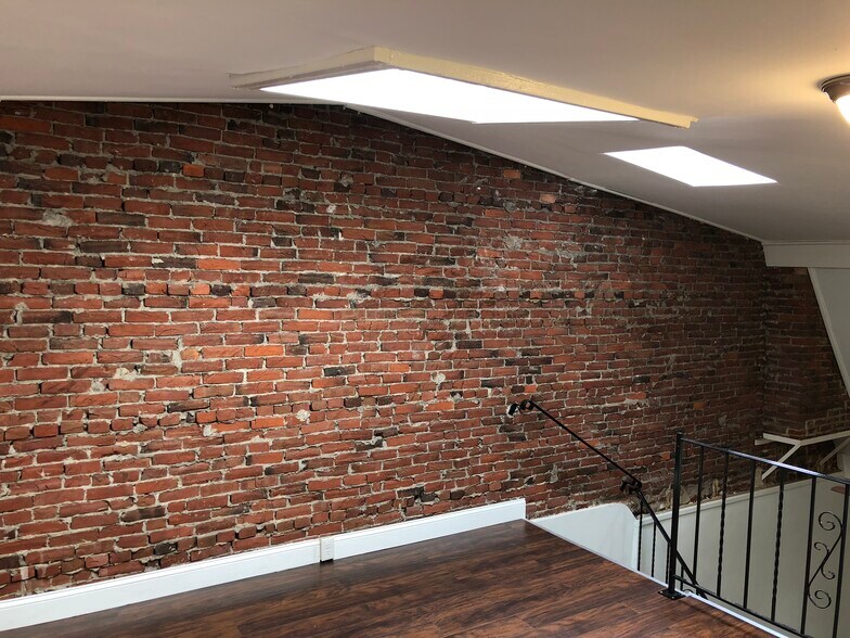 Loft Apt - 1127 S 48th St