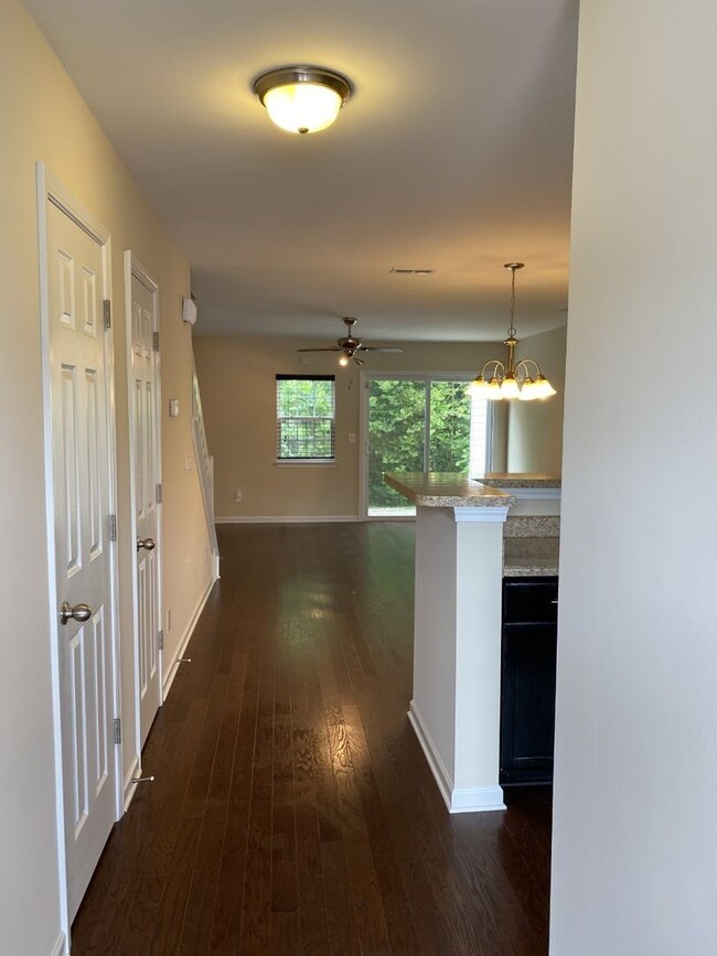 Building Photo - Robyns Glen townhome