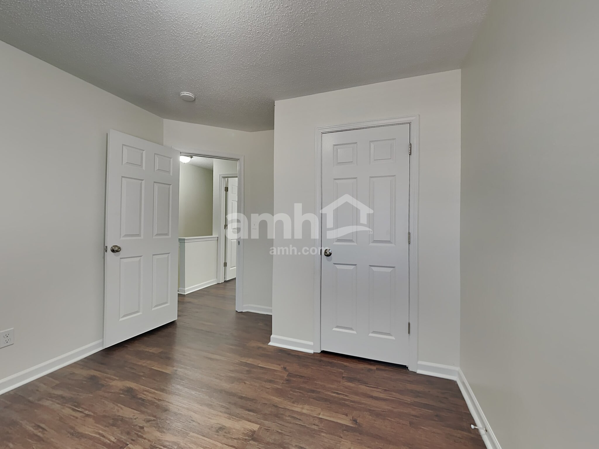 Building Photo - 215 Creekview Dr