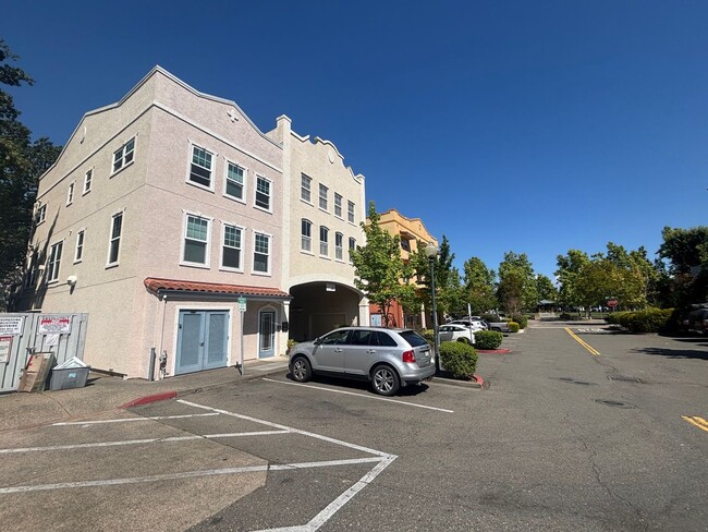 Building Photo - 2 bedroom 2.5 Bathroom Windsor Town Green Condo with carpet and A/C