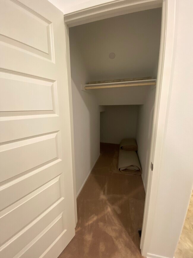 Building Photo - 6032 Mariposa Dr