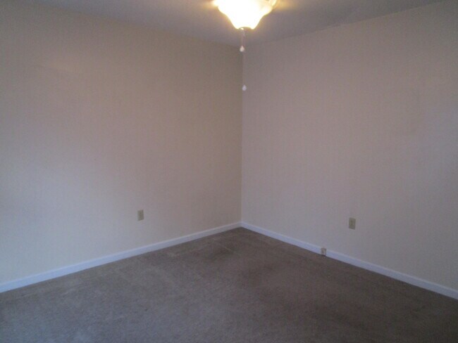 Building Photo - 40 Travis Ct