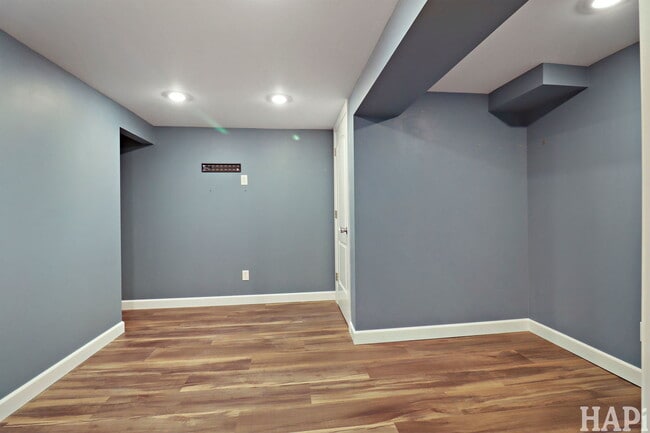 Building Photo - 115 N Hager Ave