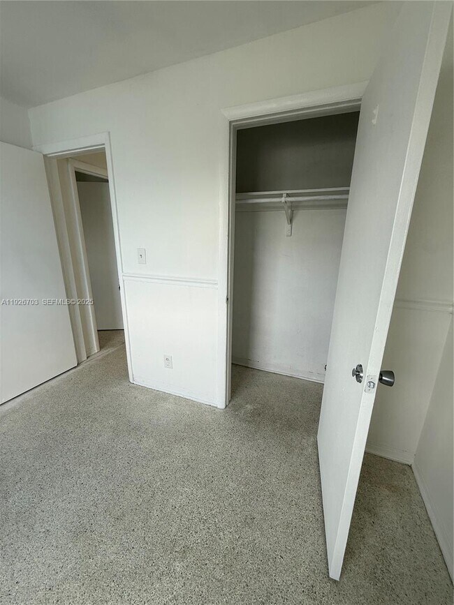 Building Photo - 519 SW 27th Ave