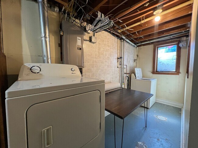 Building Photo - Beautiful 4-Bed, 2-Bath Single-Family Home!