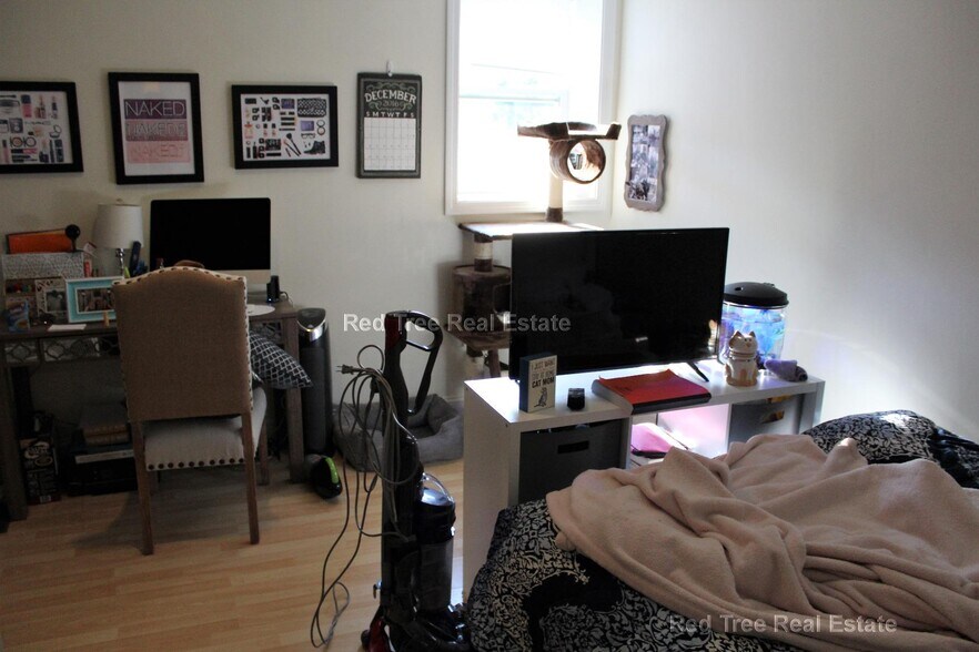 Building Photo - 10 Strathmore Rd