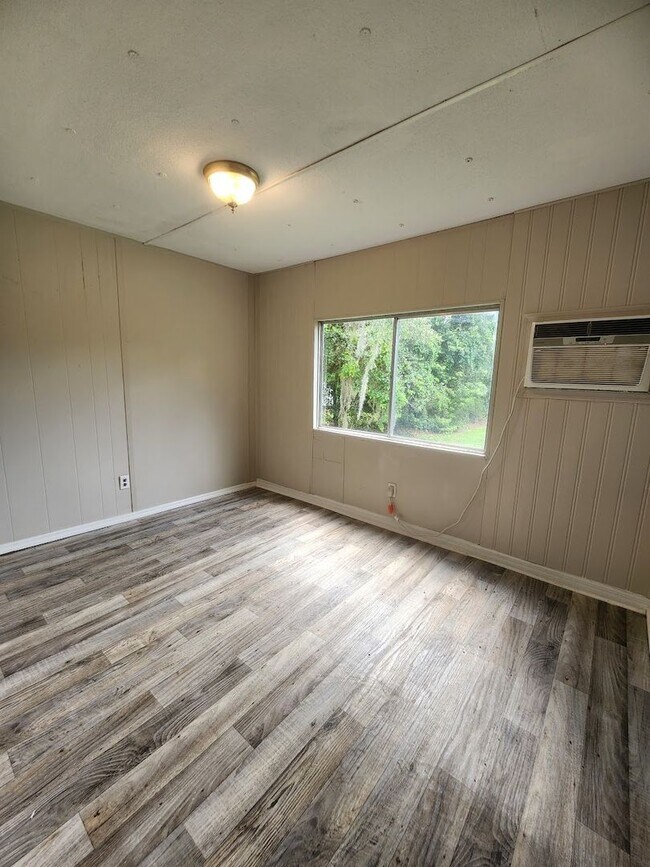 Building Photo - FRESHLY PAINTED AND NEW FLOORING! 2 Bed 1 Bath With Screened Porch