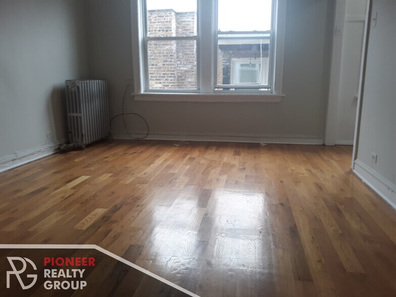 Building Photo - 711 W Belmont Ave