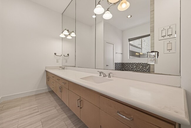 Building Photo - 724 Ruthven St