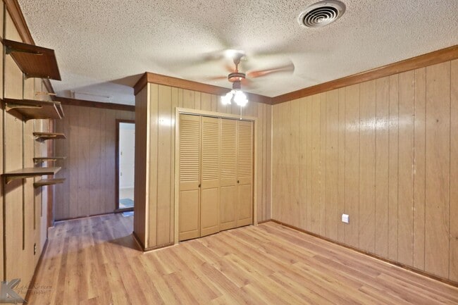 Building Photo - 3 bed/1.5 bath, 2 living home