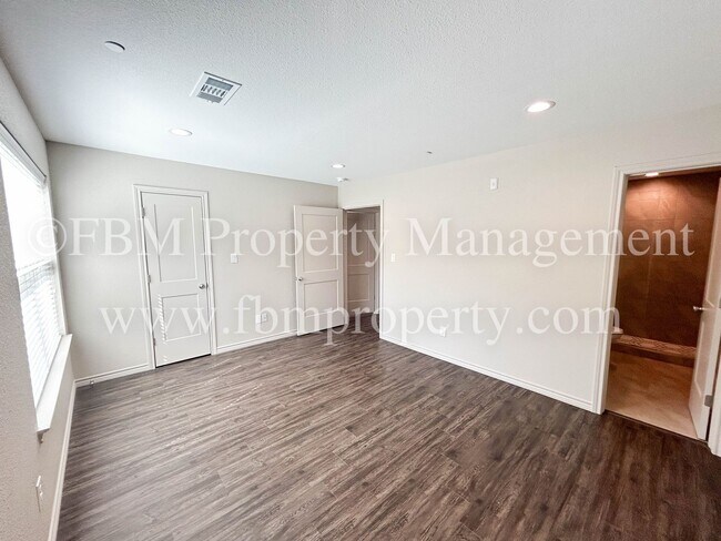 Building Photo - Hidden Creek, Unit 512 - 2 Bedroom, 2 Bathroom Beautiful Apartment Home in Ennis, TX! $500 OFF at...