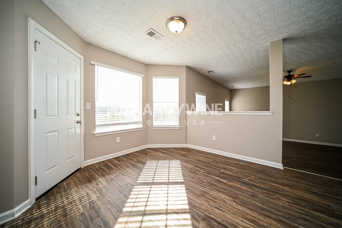 Building Photo - 801 Lake Chase