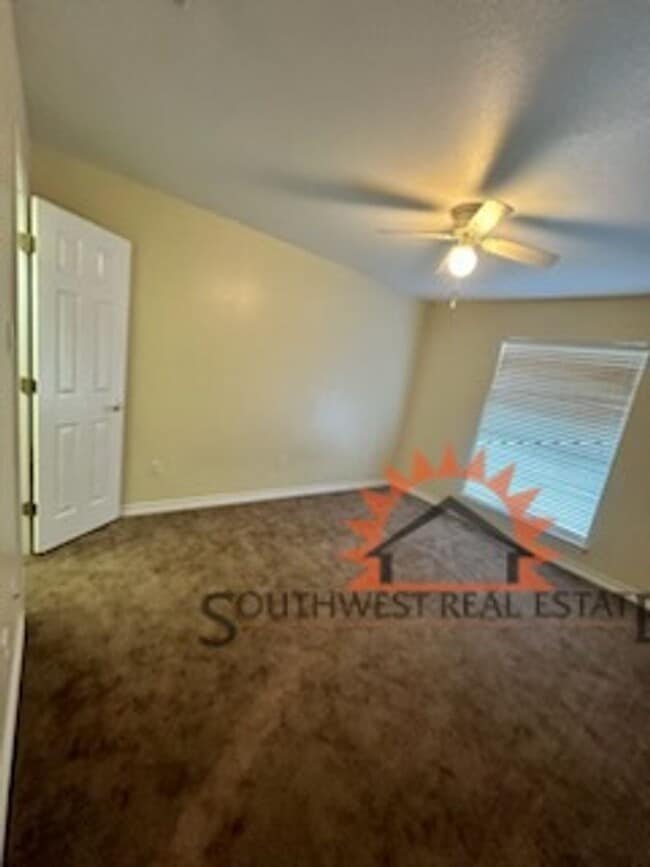 Building Photo - Beautiful 3 bedroom 2 bath brick home