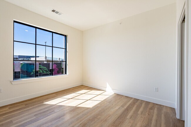 Building Photo - Luxurious Industrial Loft - 2 bed 2 bath c...