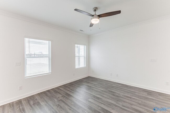 Building Photo - 7502 Discovery Pt Dr NW