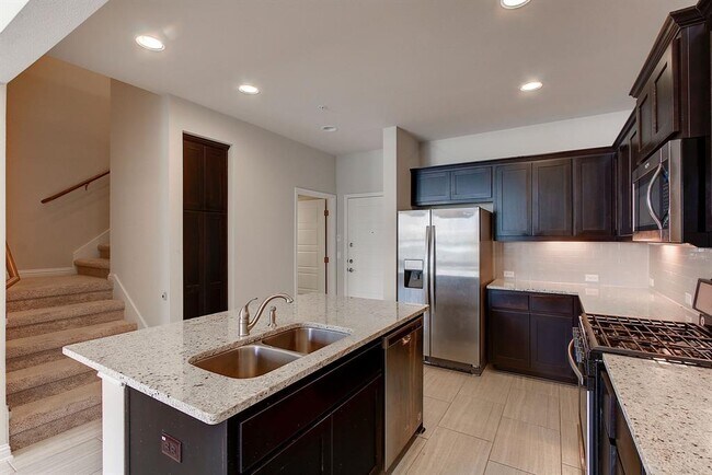 Building Photo - 13800 Lyndhurst St