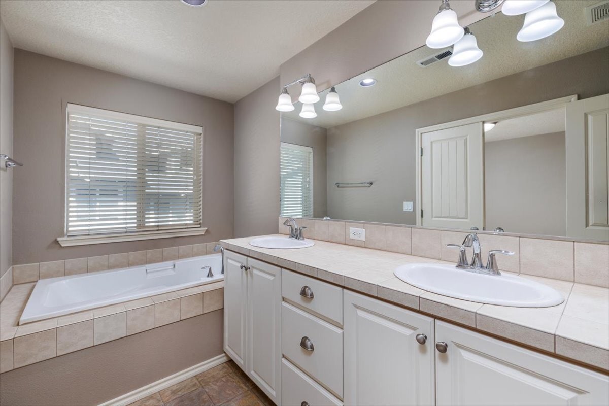 Tub & Double Sink Vanity - 15186 SW Canyon Wren Way
