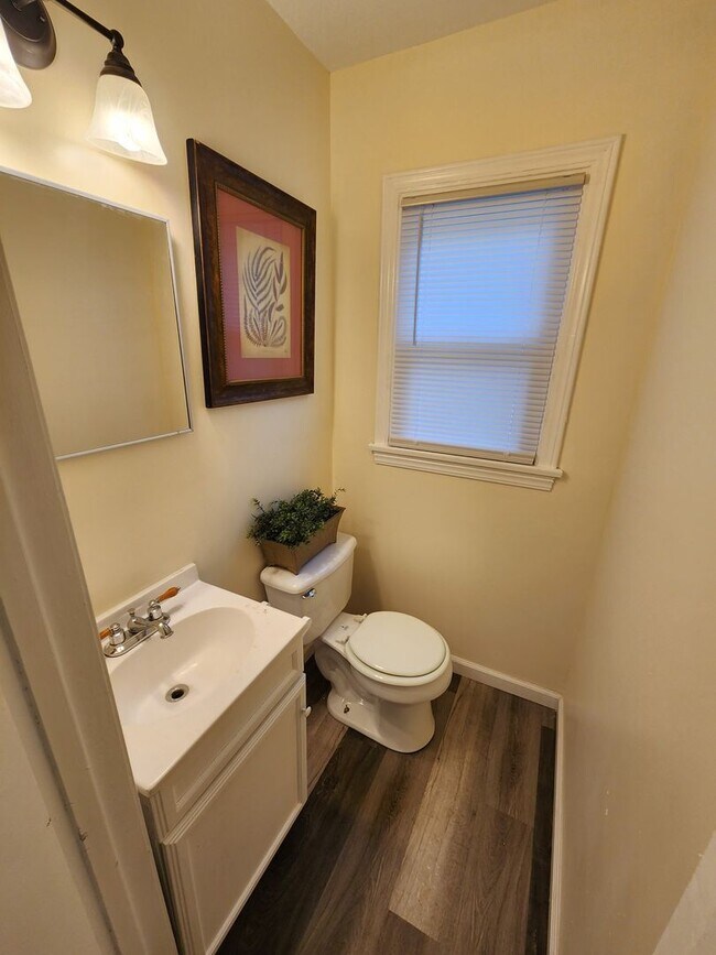 Building Photo - Beautiful remodeled 3BR, 1.5 Bth with garage and fenced backyard with newer stainless appliances