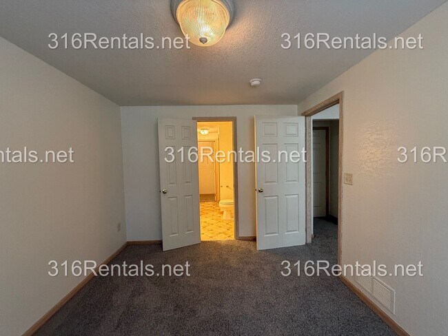 Building Photo - $1,595 - 3 bed 2 bath - Beautiful Remodeled Duplex Home Available Now!