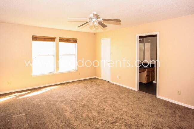 Building Photo - Franklin Township, 3 Bed, 2.5 Bath, Two St...