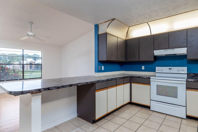 Building Photo - 662 NW Cardinal Dr