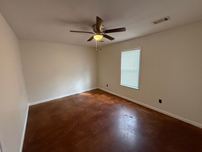 Building Photo - 636 W Oak Ave