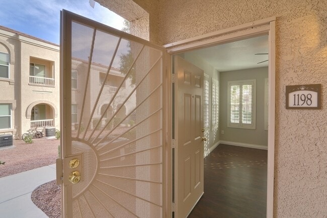 Building Photo - Upgraded Northwest 1 Bedroom Condo with At...