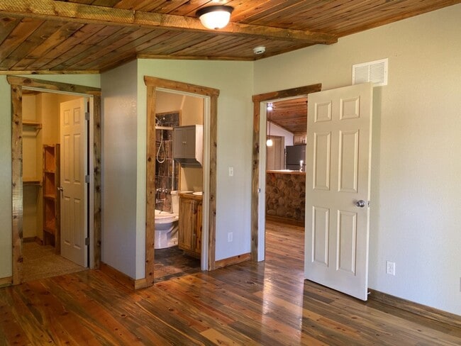 Building Photo - Updated Old Town 3 Bed 2 Bath Home w/ fenced yard and 1 car garage