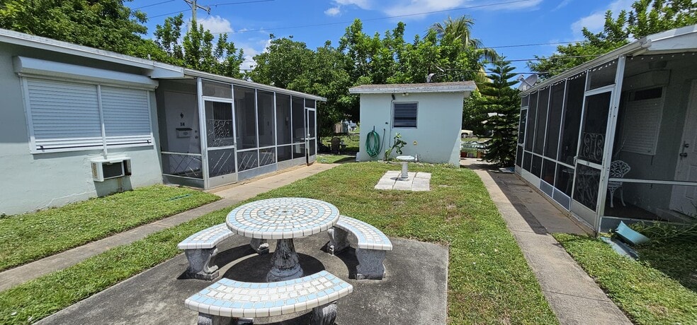 Building Photo - 2211 Lincoln St