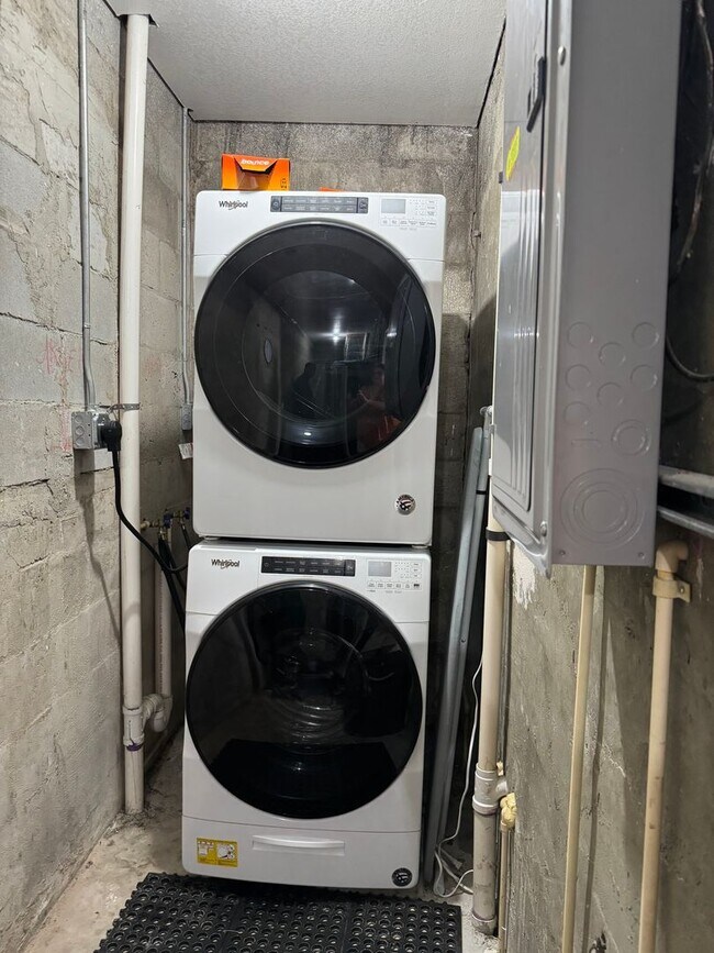 Building Photo - 2 bedroom 1 bath close to downtown Melbourne, FIT and the beaches.