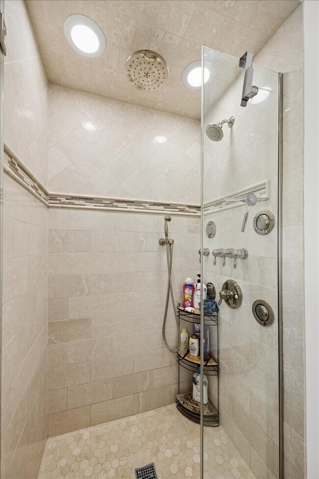 Building Photo - 9200 Falling Waters Dr W