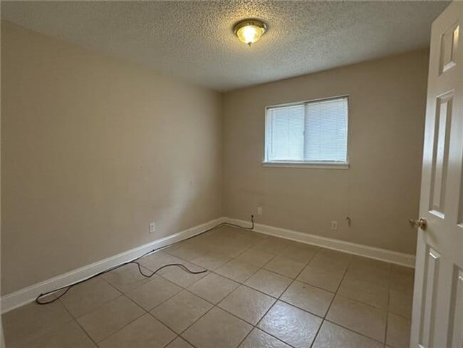 Building Photo - Three Bedroom, Two Bath