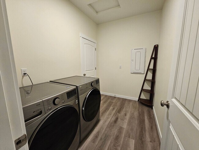 Building Photo - Spacious 4-bedroom Retreat