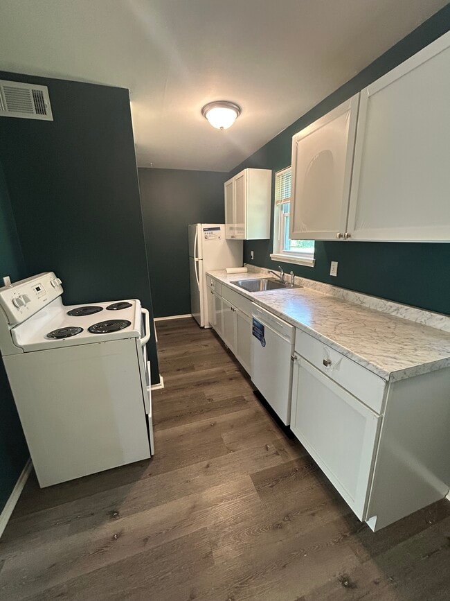 Building Photo - 9335 La Grange Rd