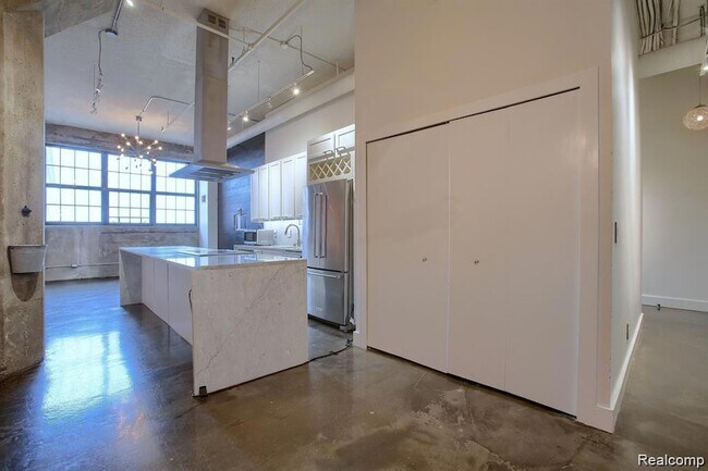 Building Photo - 6533 E Jefferson Ave