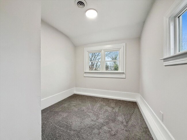 Building Photo - Renovated home in Heart of Hampton Roads