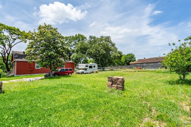 Building Photo - 2311 Lee St