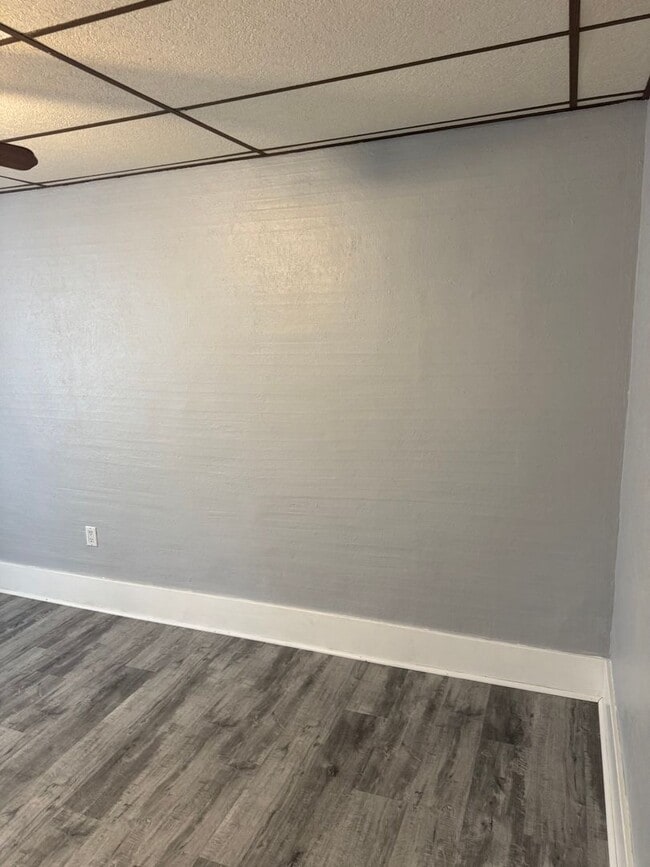 Building Photo - 2nd floor 2 bedroom 1 bath unit