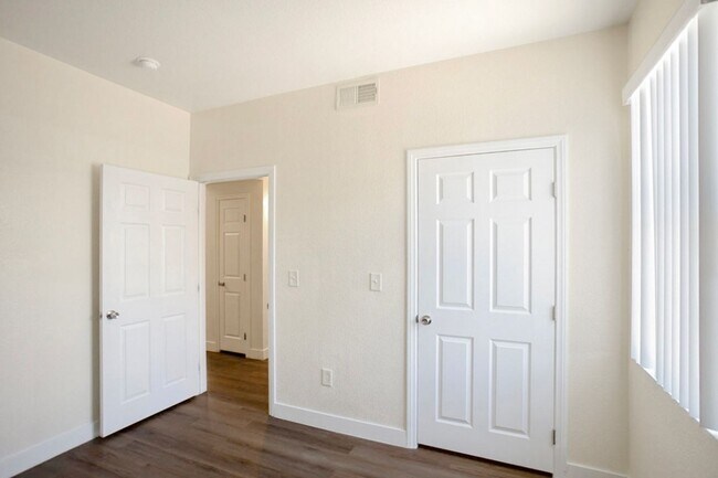 Building Photo - 3 Bedroom Northwest Condo-Gate Community