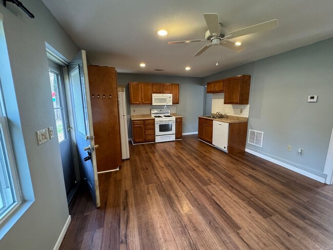 Building Photo - 2 bedroom 1 bath home in Colona