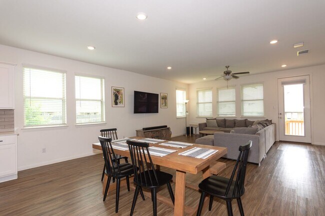 Building Photo - 501 Sixpence Ln