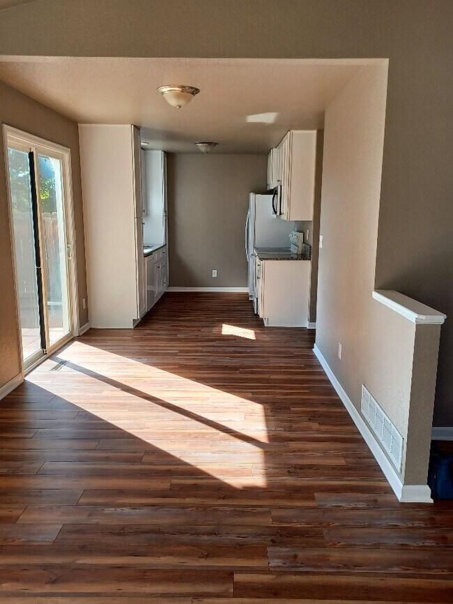 Building Photo - 3200 Rock Point Ct