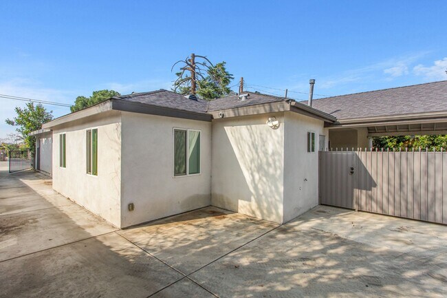 Building Photo - 7401 Valaria Dr