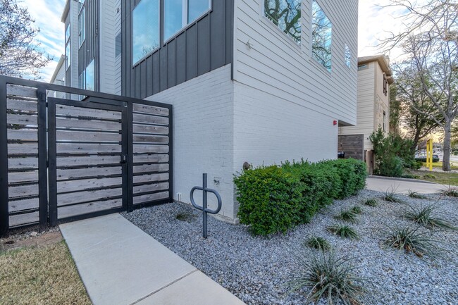 Building Photo - Stunning Newer Townhomes in Lakewood — Walk to Whole Foods, Trader Joe's & Lower Greenville