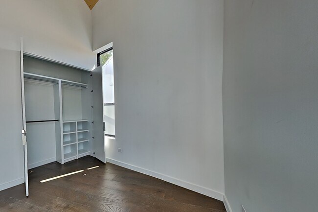 Building Photo - 904 Blackland Ct